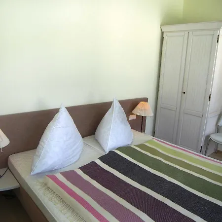 Villa Ledwig, Medici *